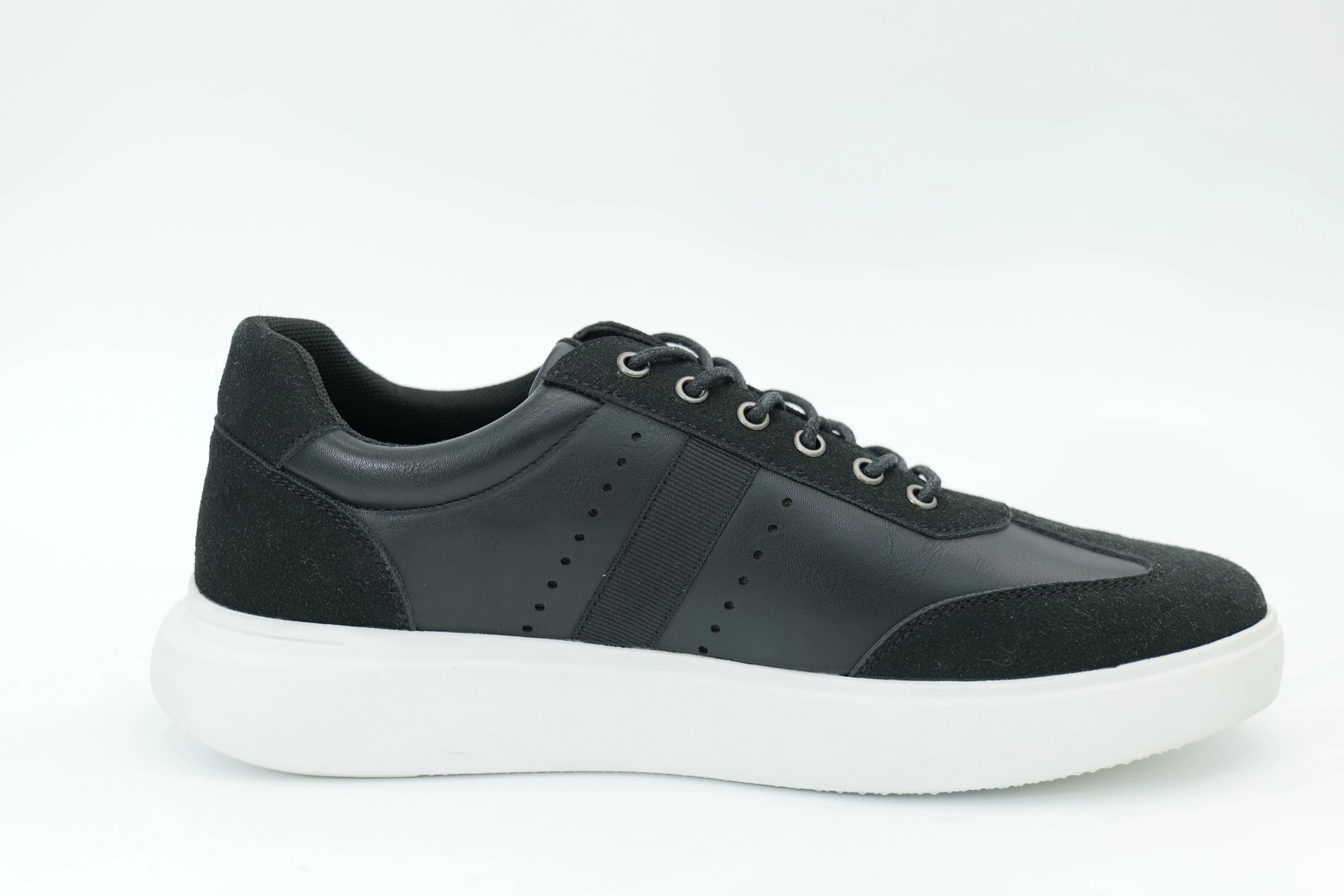 Casual sneakers