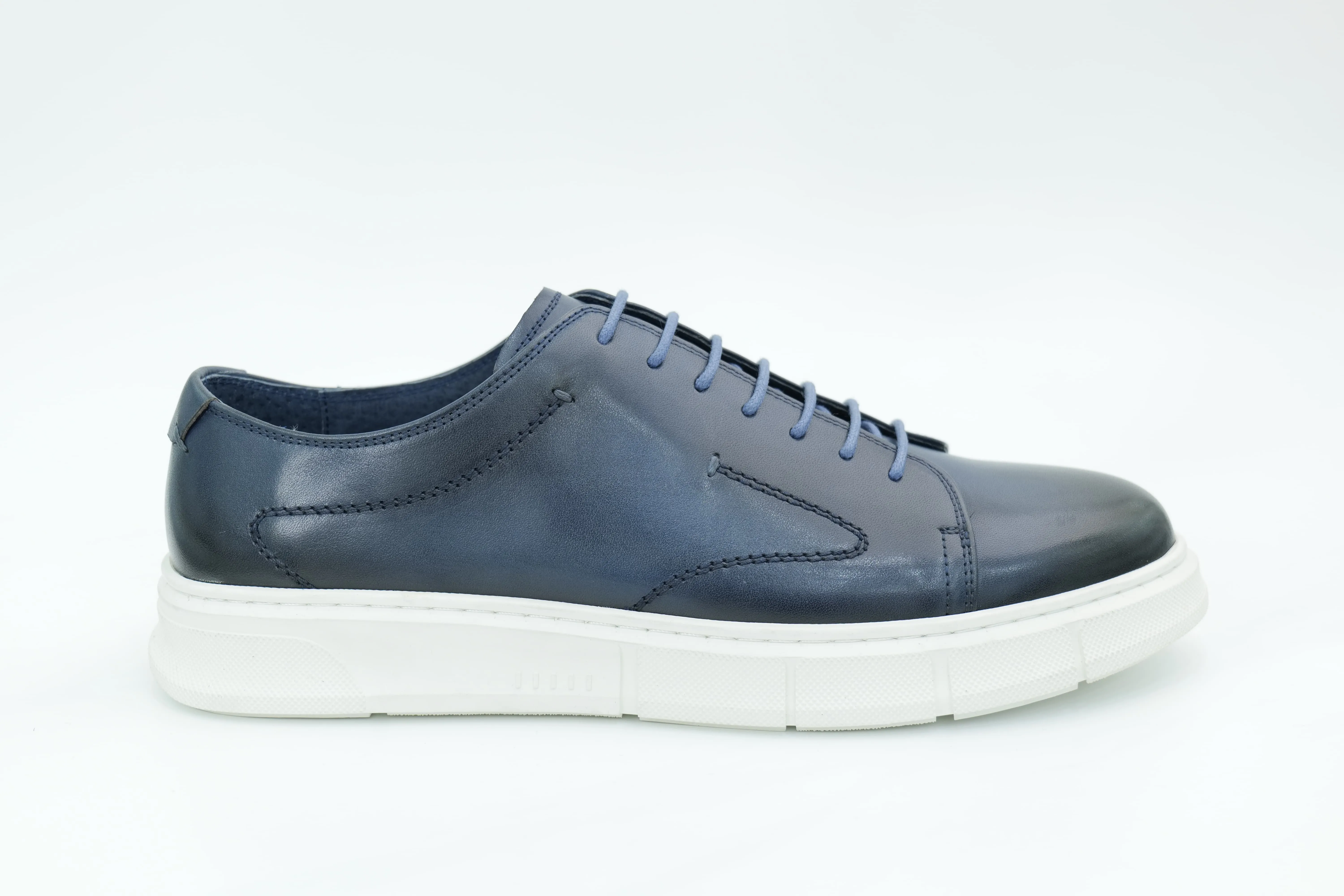 Casual sneakers