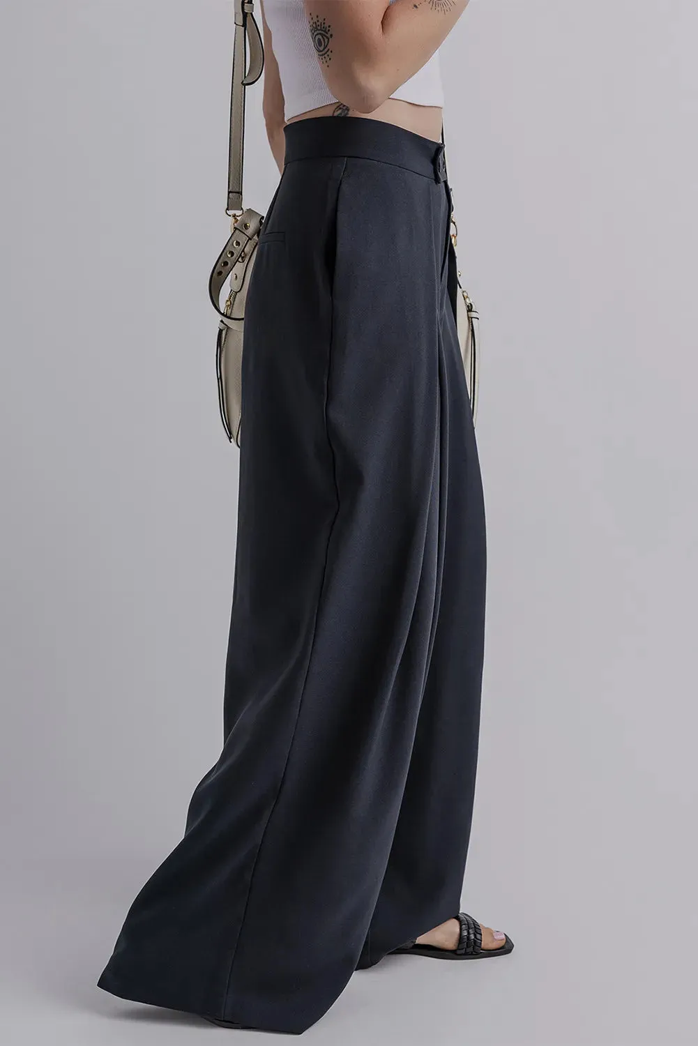 Dark navy wide leg pants with pockets at Beezti