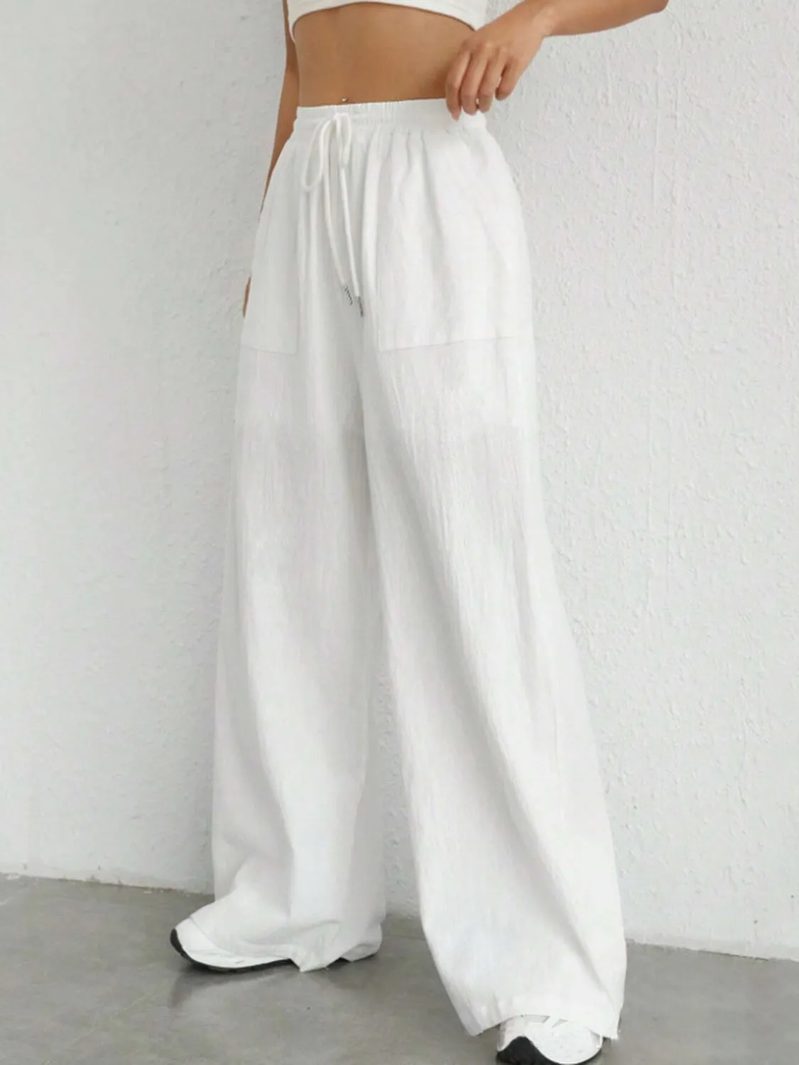 Stylish wide leg pants with drawstring at Beezti