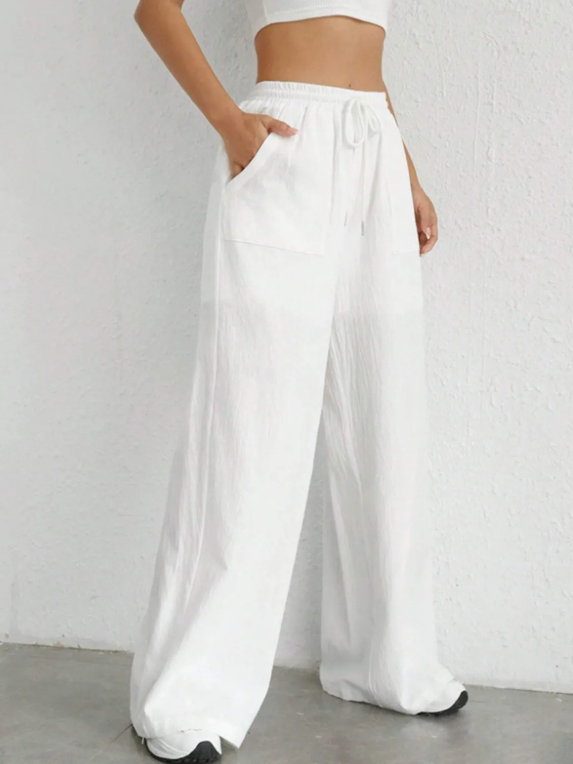 Stylish wide leg pants with drawstring at Beezti