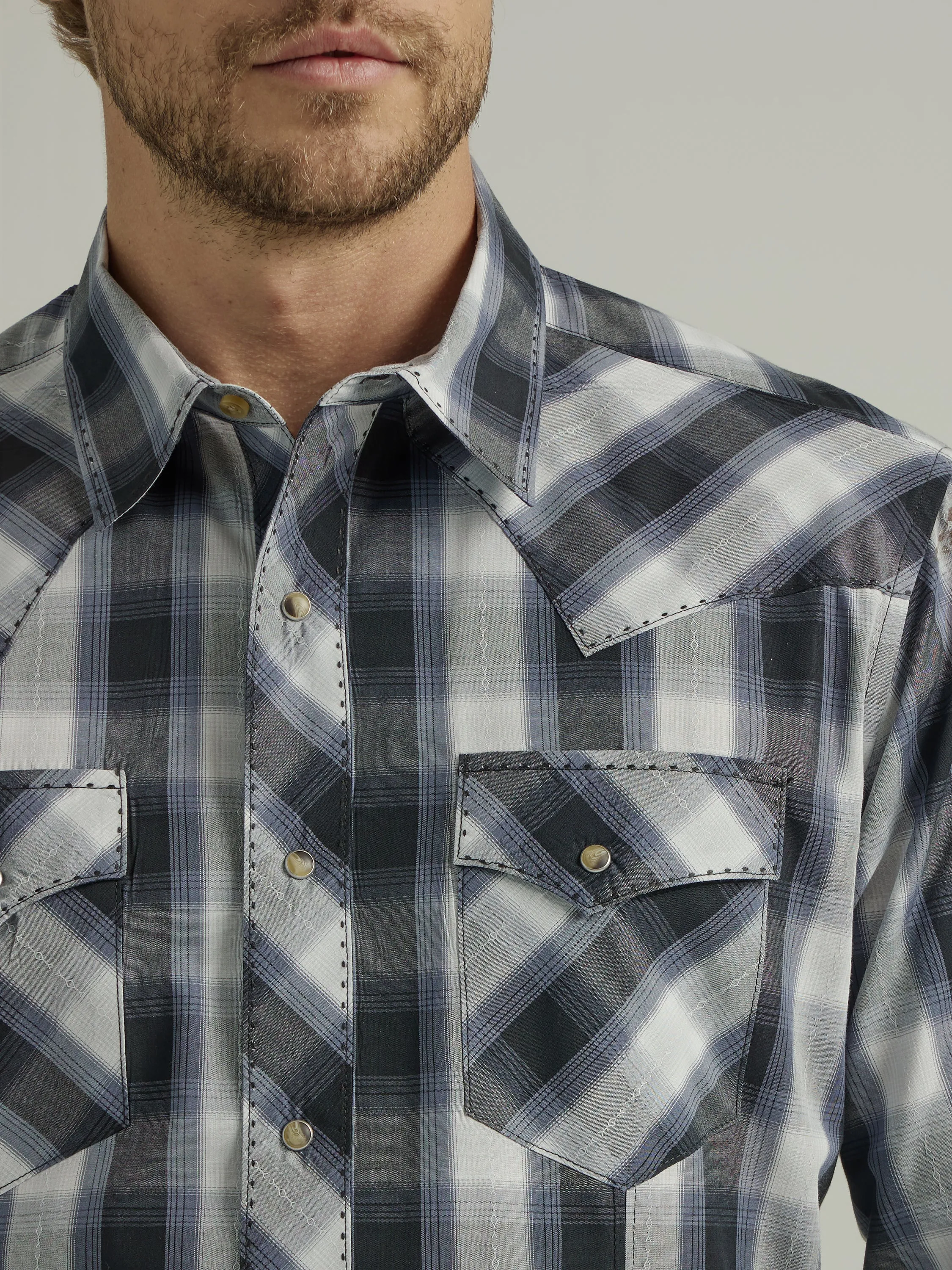 Wrangler Men's Modern Fit Black and White Paid Long Sleeve Shirt